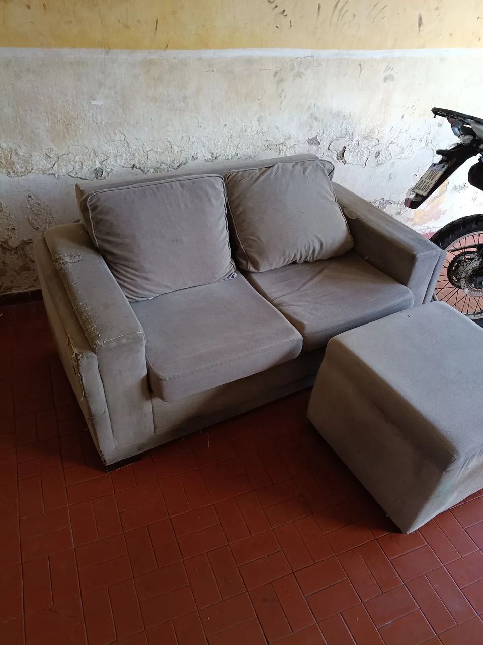 Sofá 2 lugares Suede cinza + puff - Foto 3