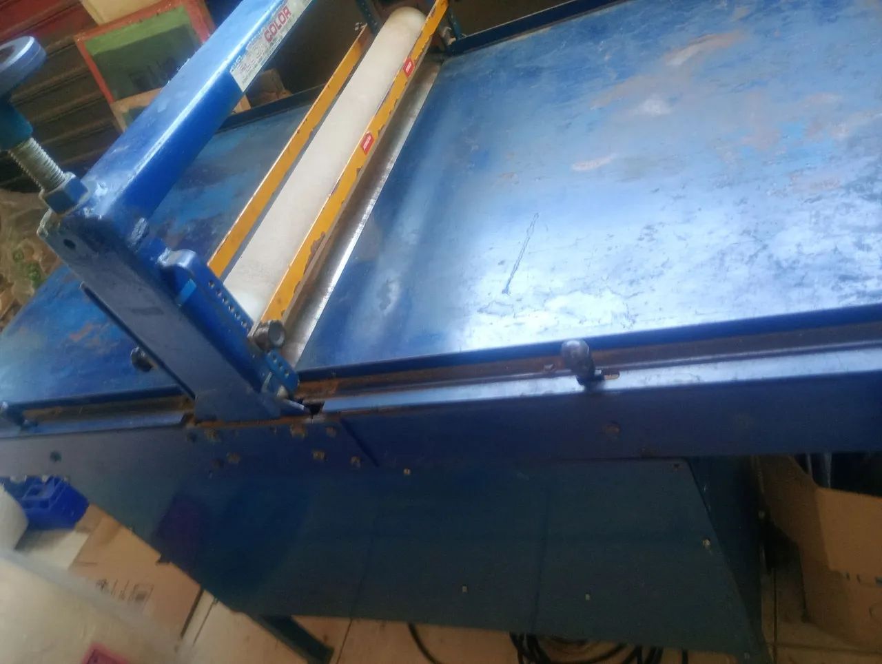 Máquina de fabricação de caixas de Papelão (Pizza,embalagens em geral Corte e vinco )