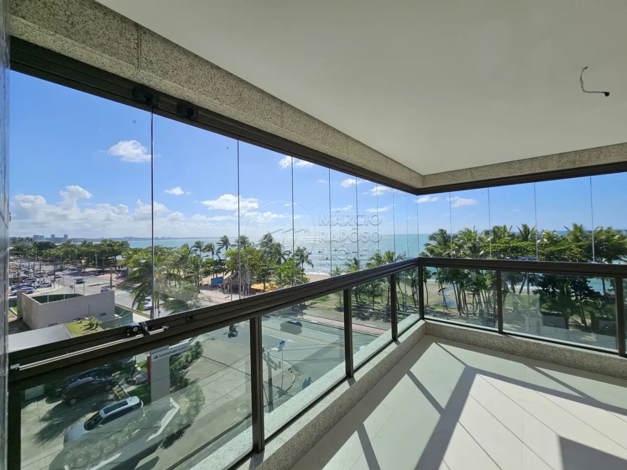 Apartamento Nascente à Beira-Mar com 4 Suítes e Varanda à em Maceió