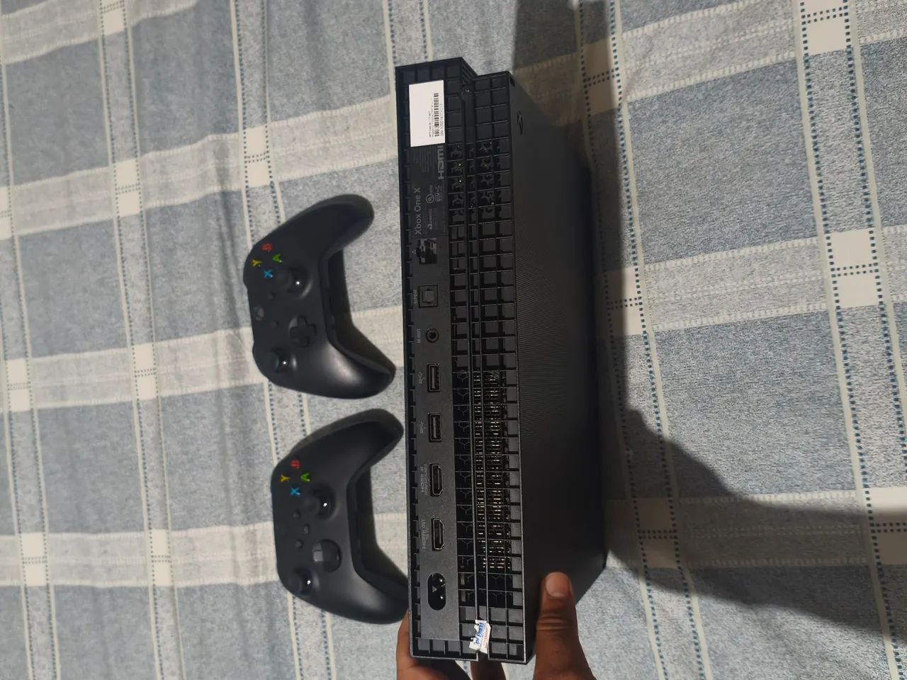 Xbox onex 1TB 2 controles , bem conservado! - Foto 4