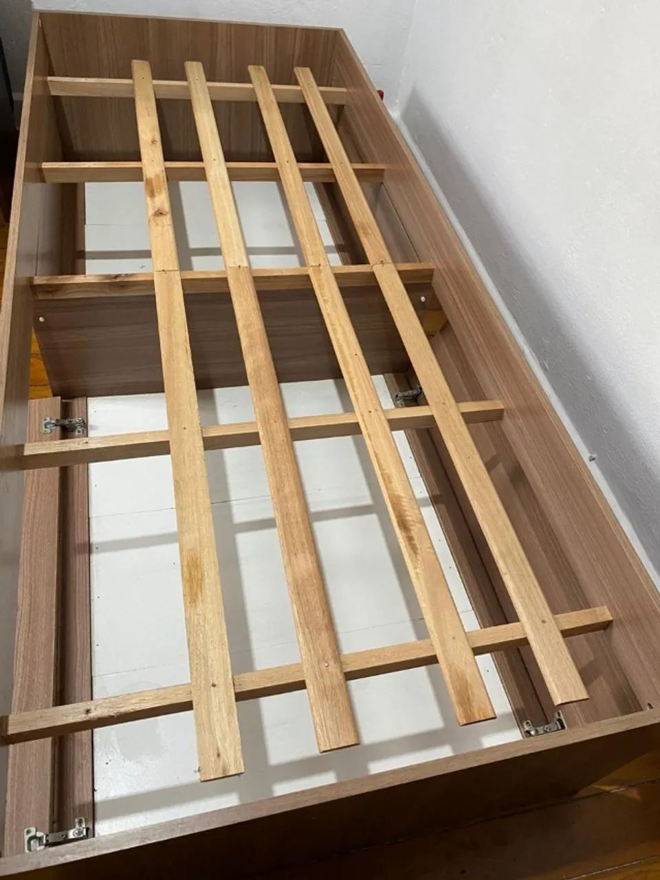 Cama solteiro madeira com portas R$100 - Foto 4