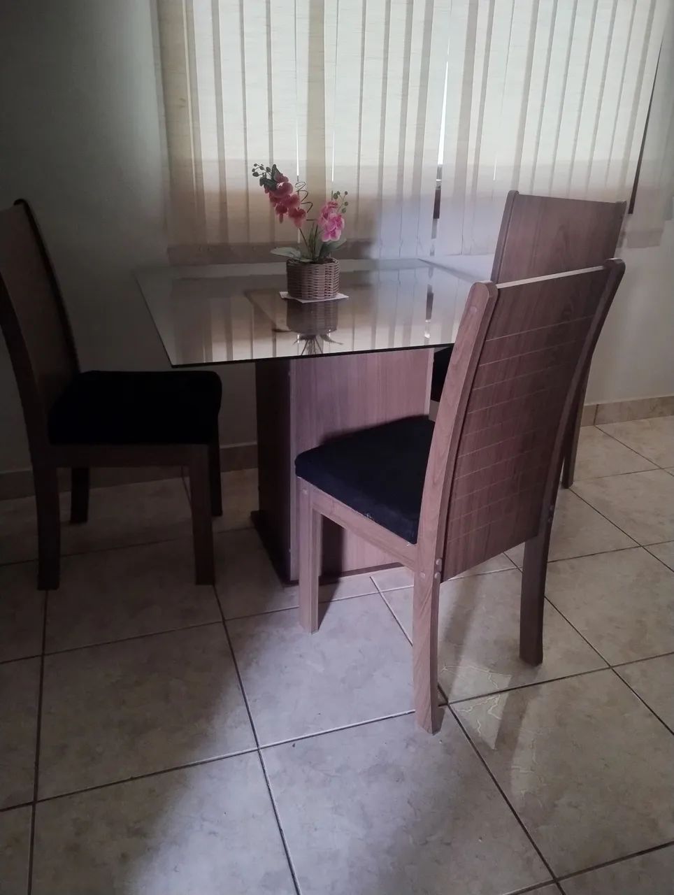 Mesa e aparador