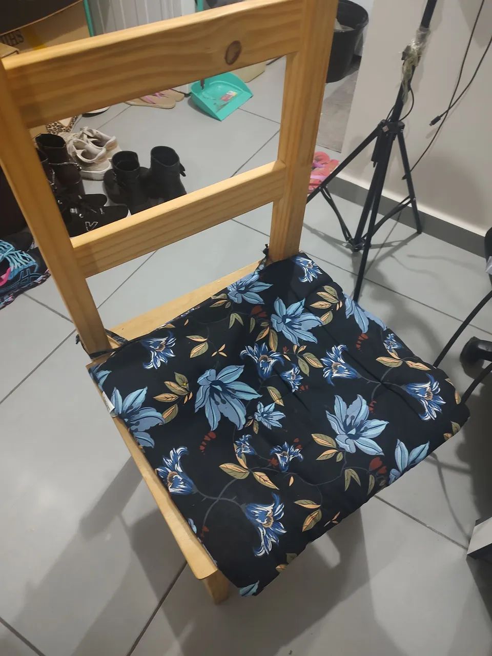 Mesa com 2 cadeiras de madeira  - Foto 2
