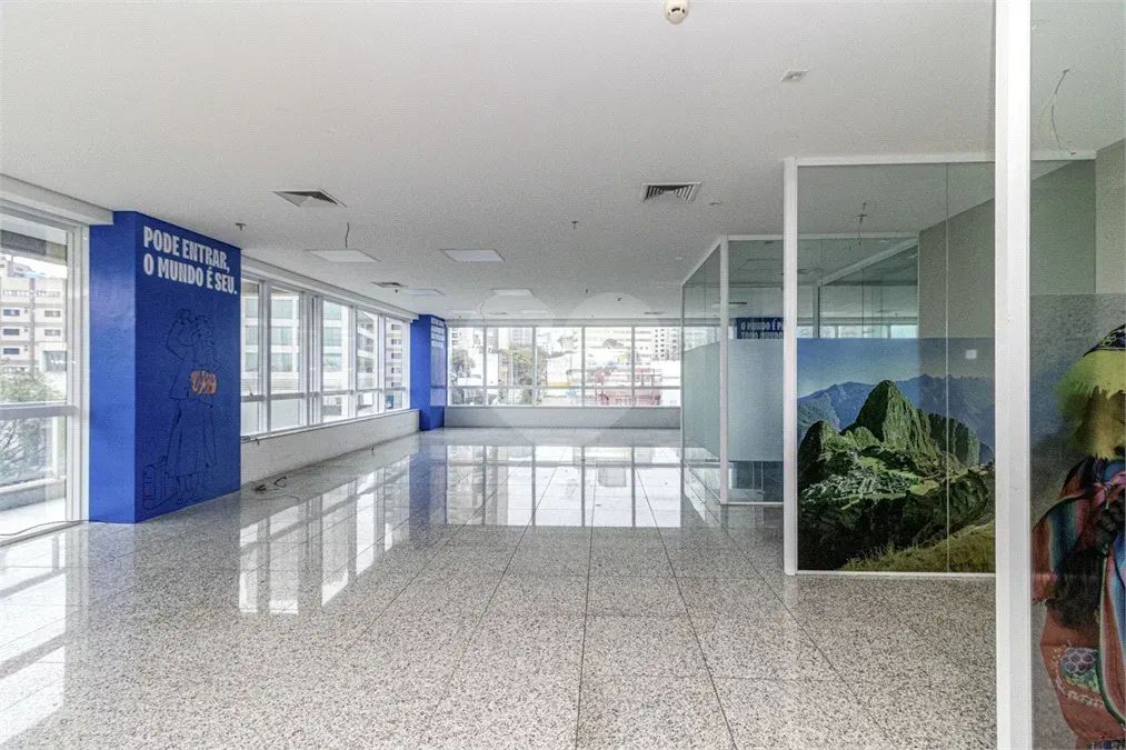 Sala Comercial com 184 m2 e 4 vagas no Paraíso.