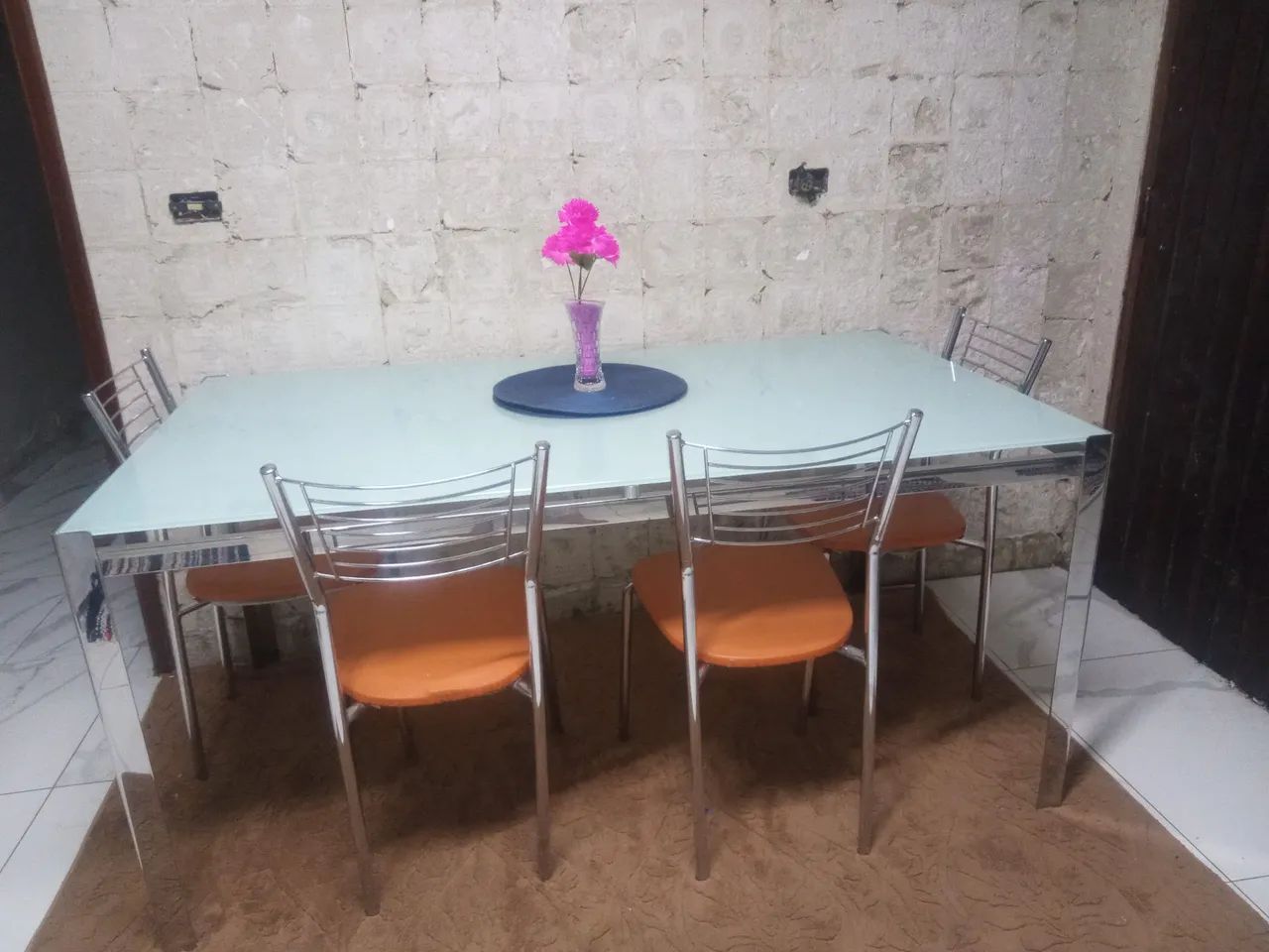 Mesa de jantar de vidro com cadeiras