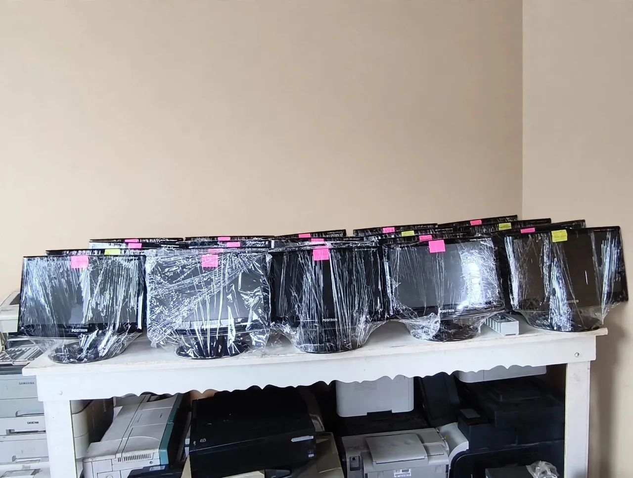 Lote com 30 monitores de 14 polegadas 
