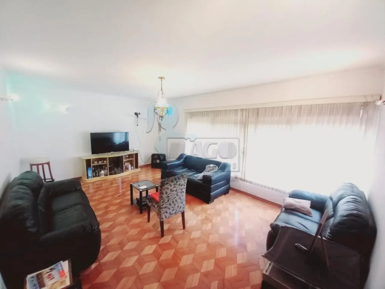 Casa de 268m² com 03 quartos - Jardim Mosteiro