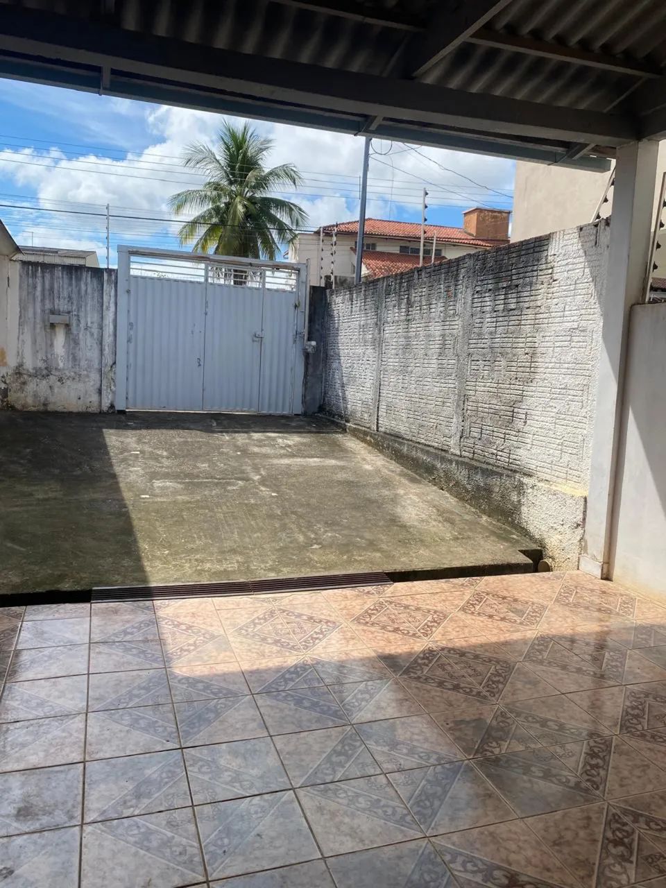 Casa grande - vários quartos, ventilada e terreno amplo bem localizada - Foto 2