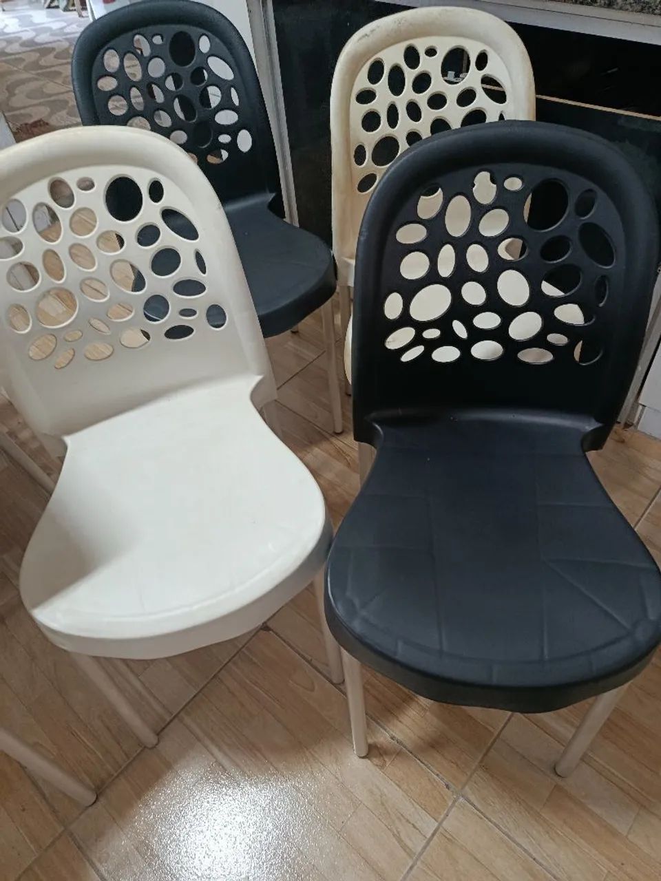 4 Cadeiras plastica com pés cromado e muito resistente - Foto 2