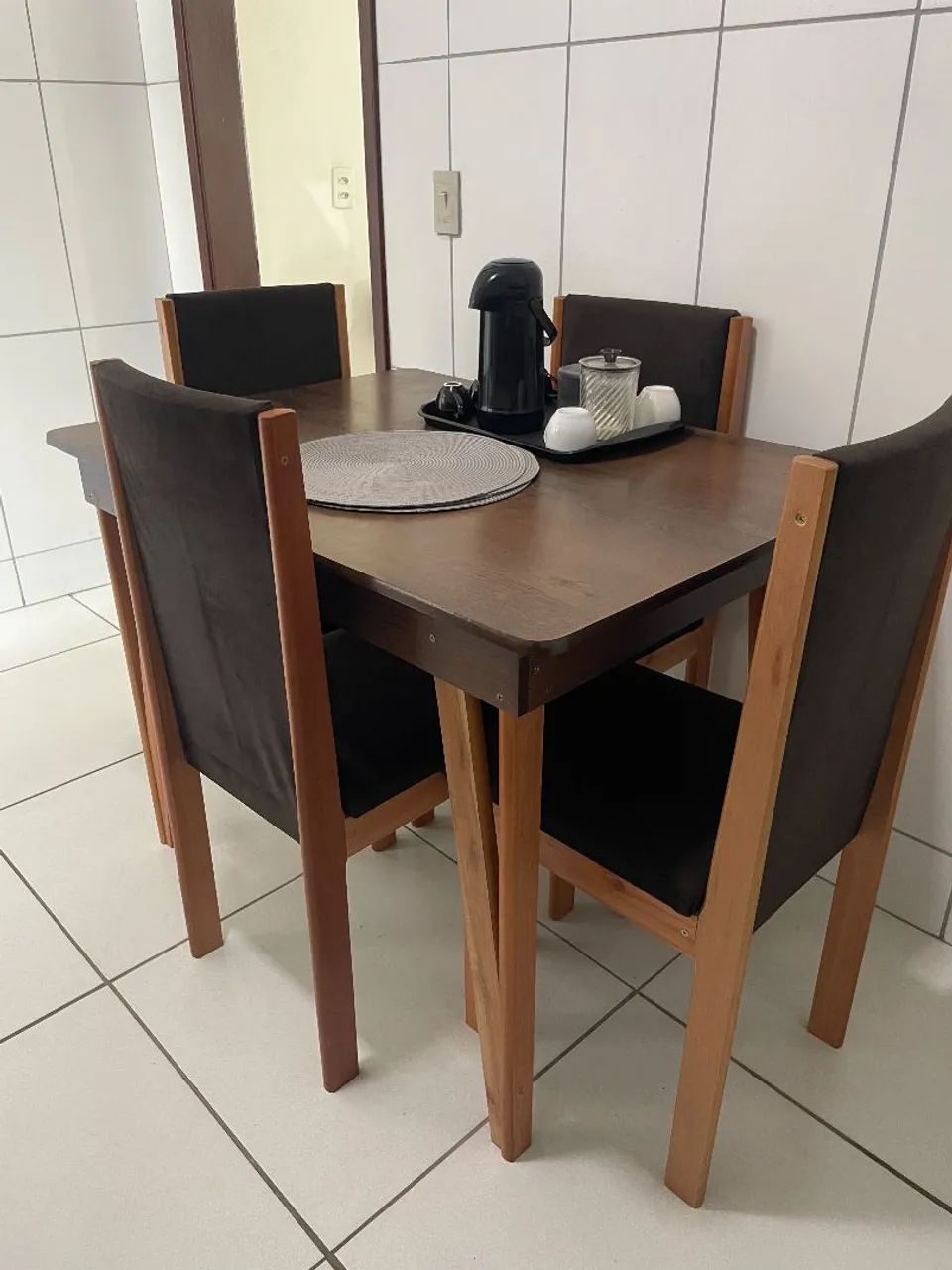 Mesa de Jantar com 4 Cadeiras - Madeira e Estofado Escuro - Foto 2