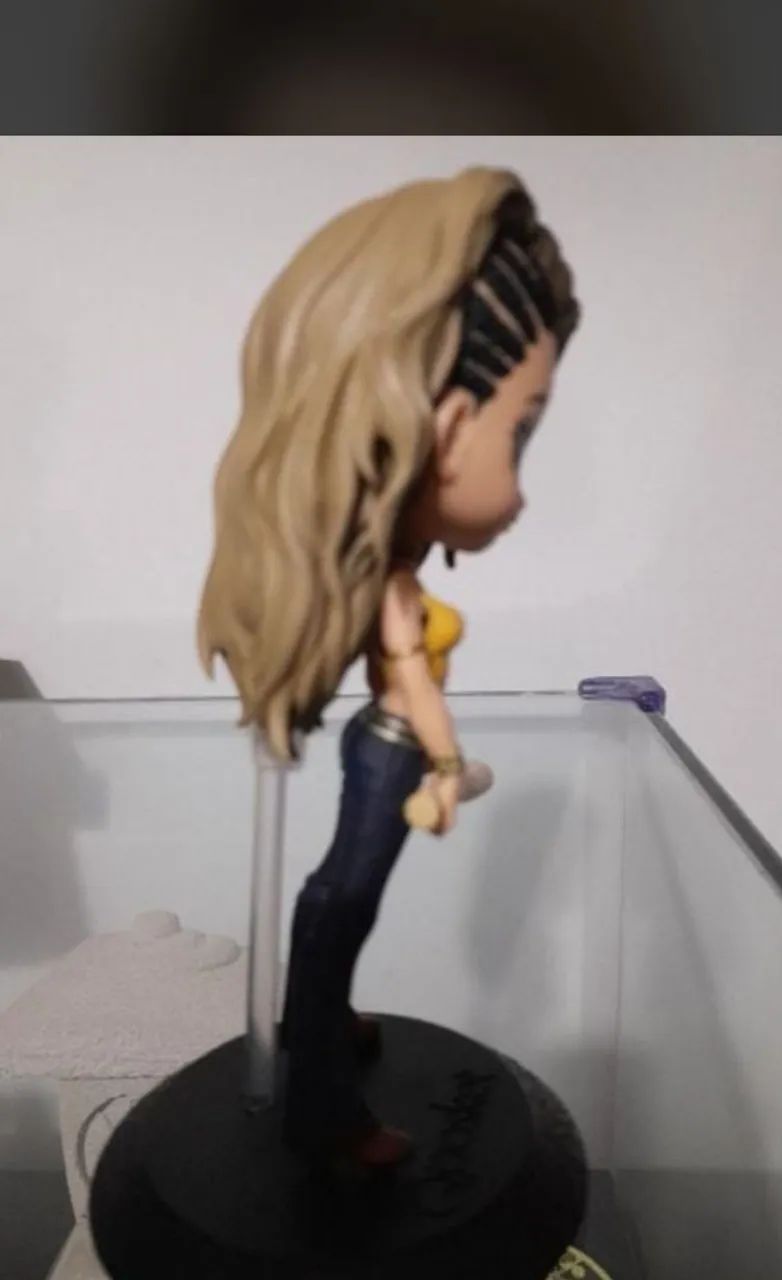 Figure mulher com taco baseball - Foto 2