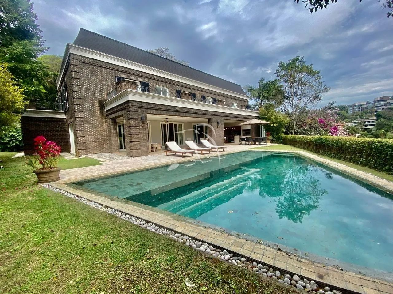 Casa de 1.057m² para venda e locação - Cidade Jard