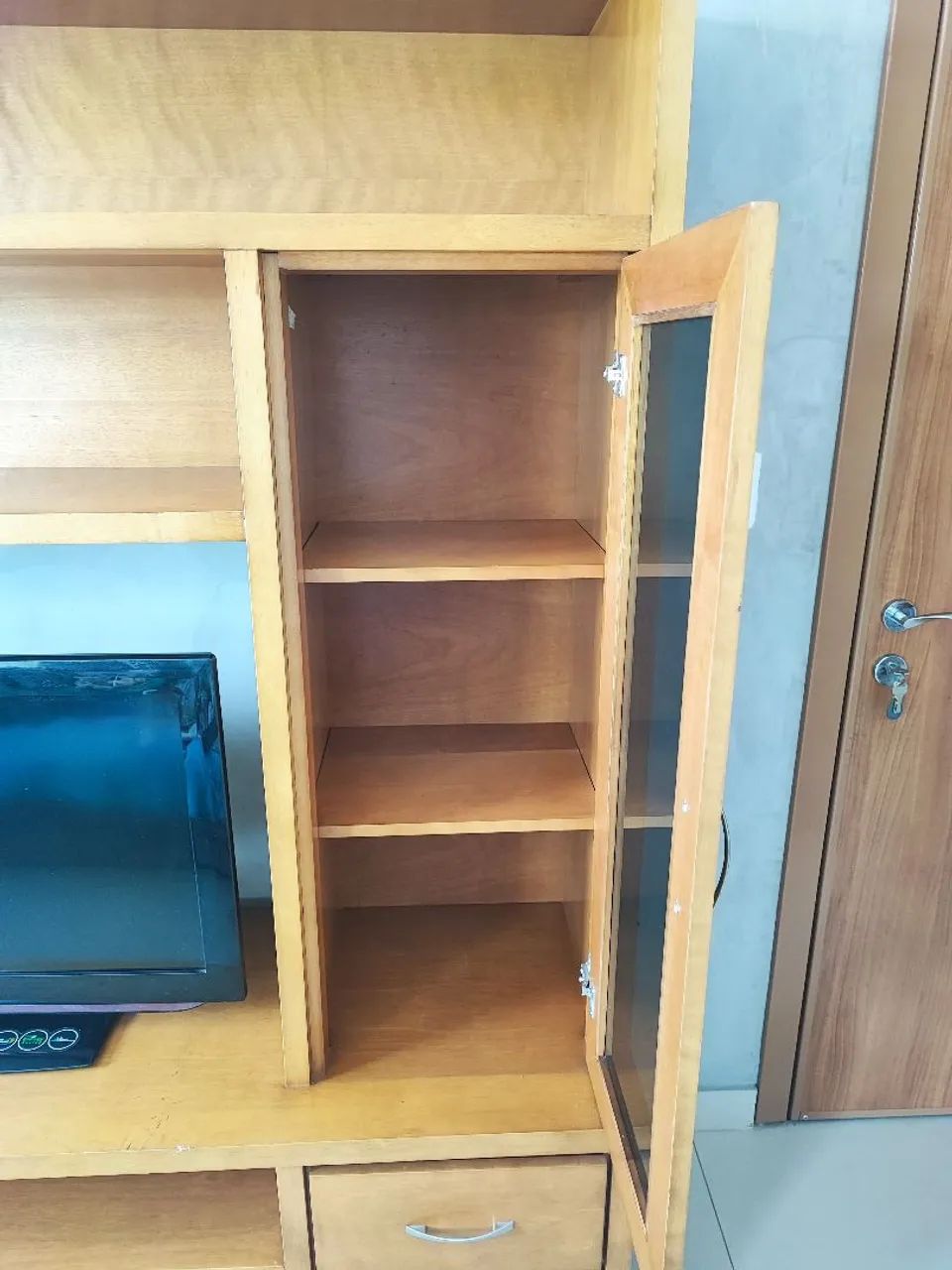 Rack de madeira com armários e gavetas para televisão e sala  - Foto 5