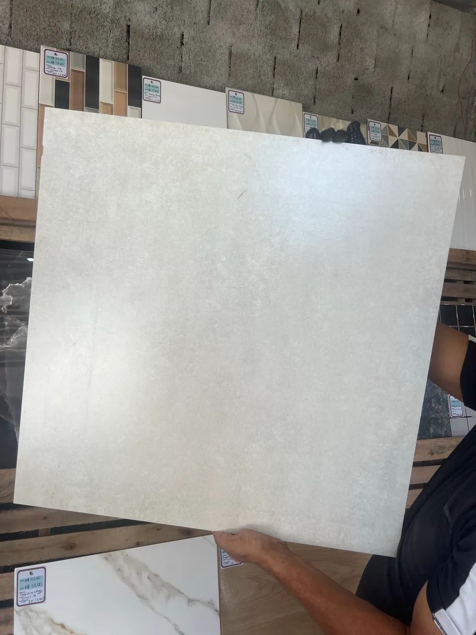 Cerâmica 67x67 tipoC (refugo) com defeito 19,99 - Foto 3