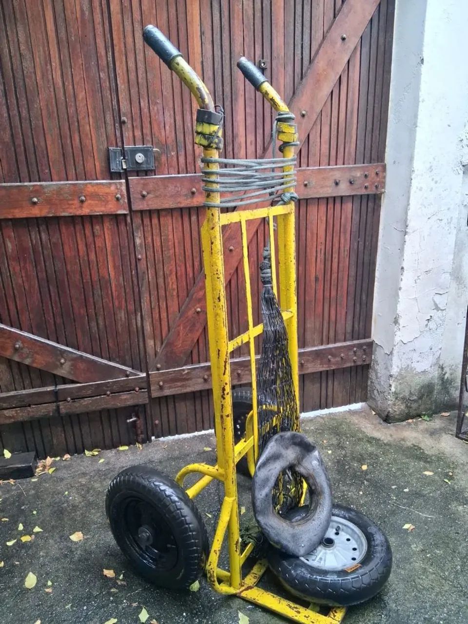 Vendo Carrinho de Carga 250kg, antigo de ferro, R$ 390,00 - Foto 2