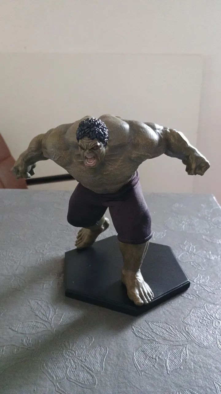Boneco Hulk Savage 1/10 iron Studio.