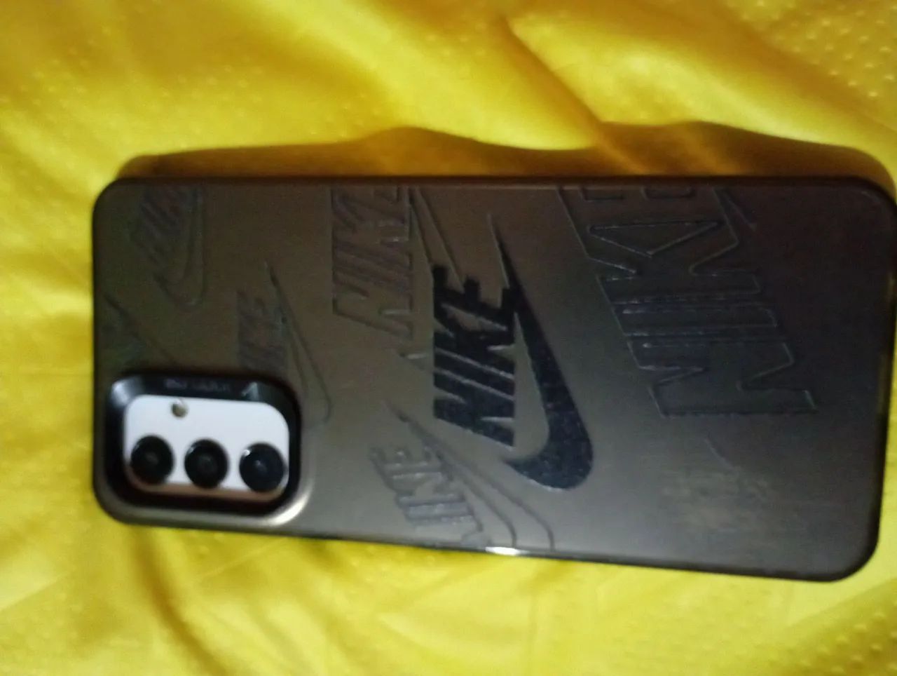 Samsung Galaxy A04s branco com capinha tela quebrada  - Foto 2