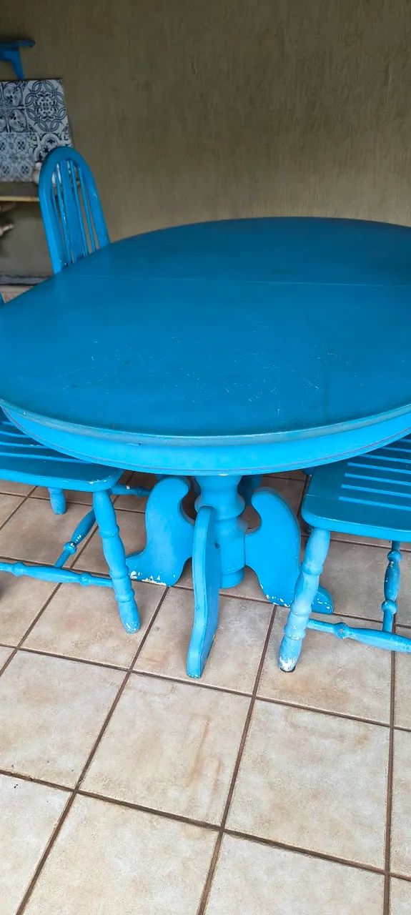 Mesa e 4 cadeiras. Vintage. Madeira maciça. PREÇO PRA VENDER! - Foto 2