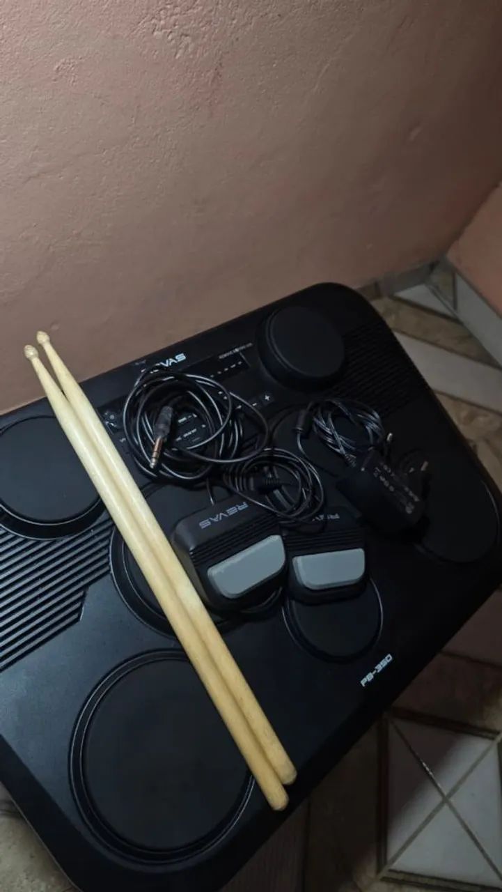Bateria revas com caixa em perfeito estado.