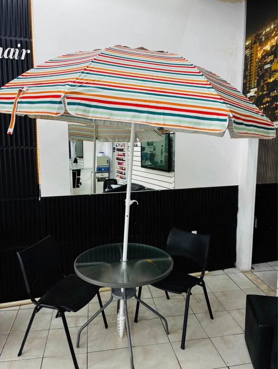 Mesa de vidro com 2 cadeiras e guarda sol