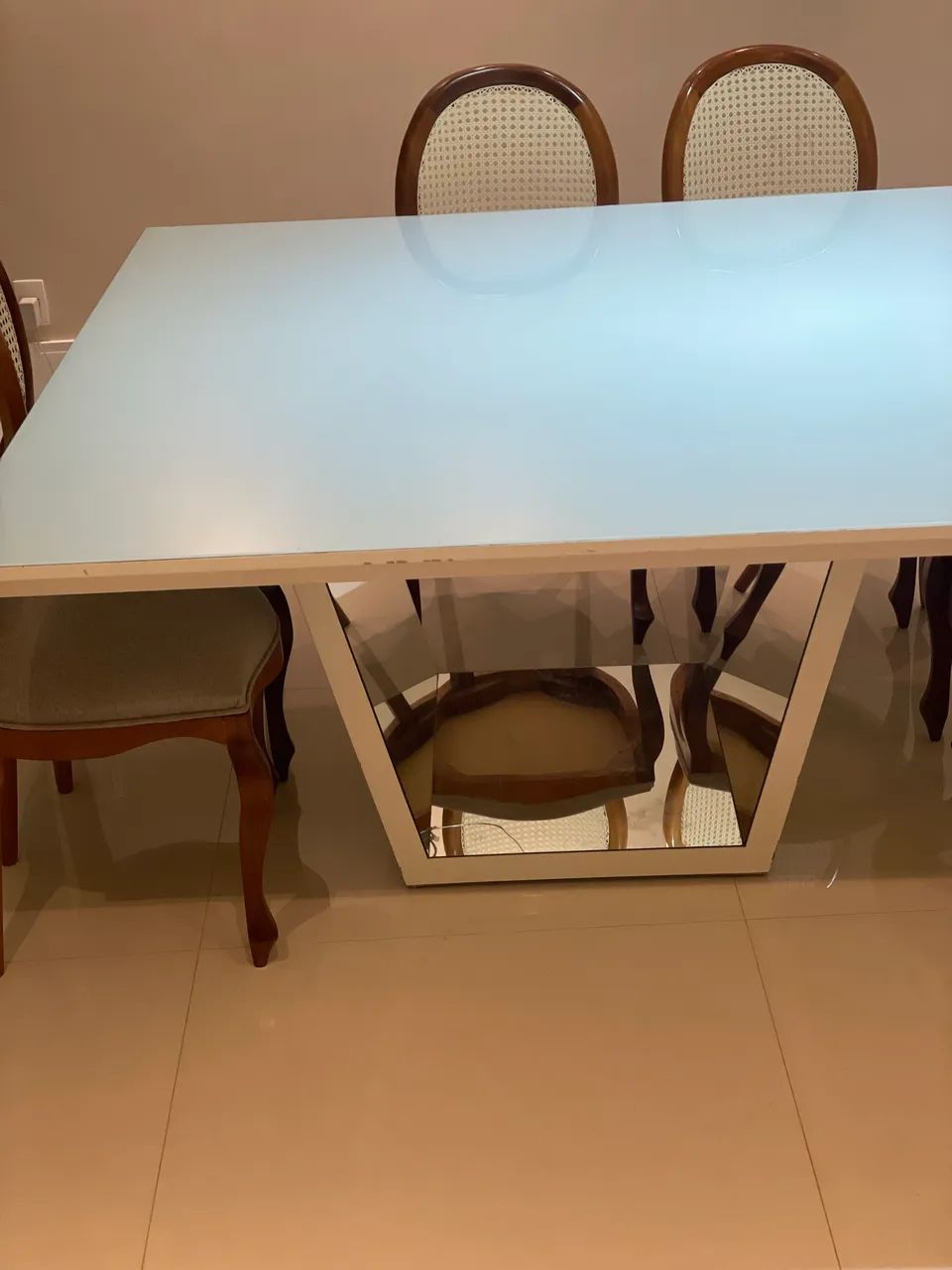 Jogo de jantar com 8 cadeiras