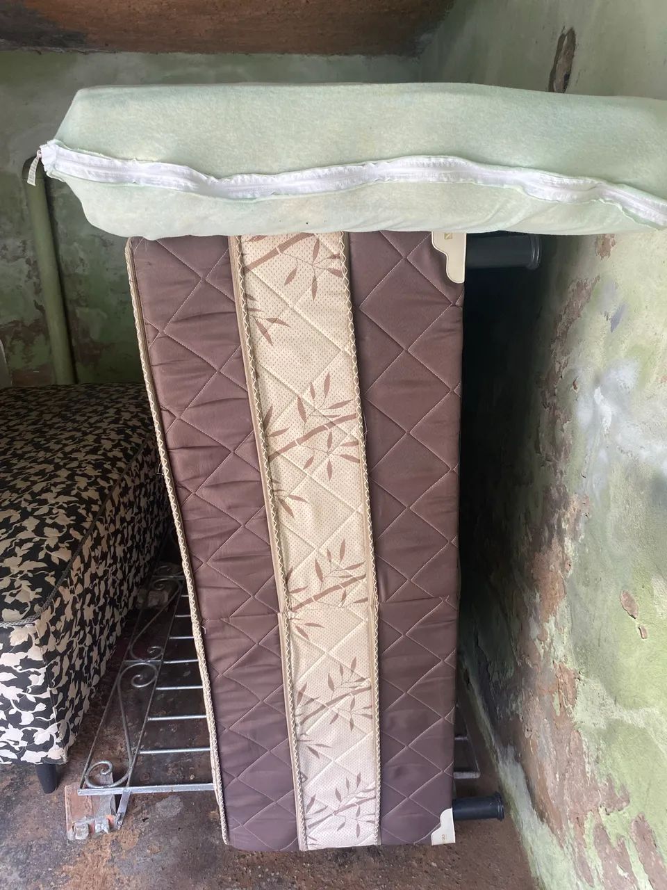 Uma cama box de casal uma cama de solteiro box e um couxao solteiro  - Foto 3