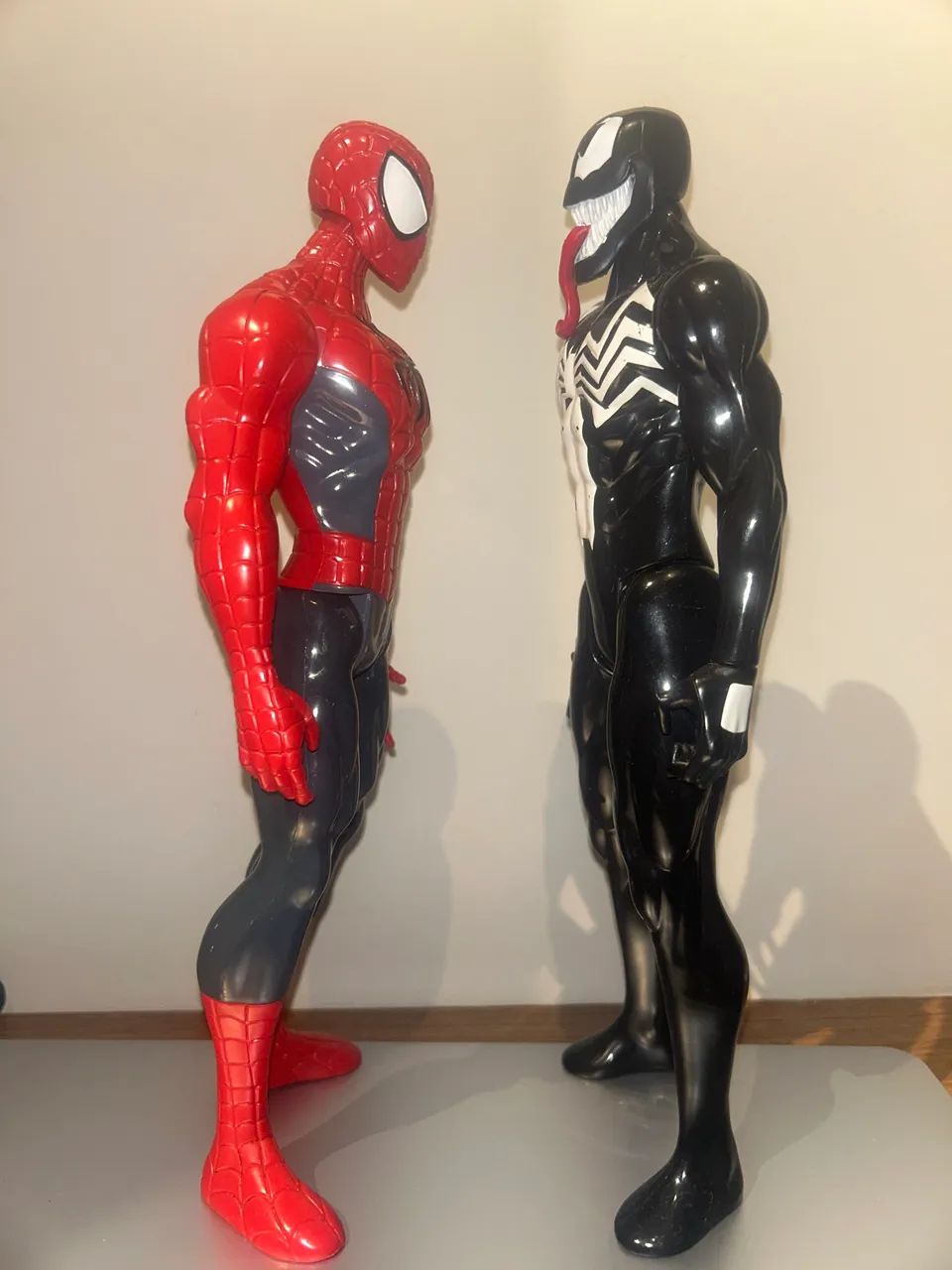 Bonecos do Homem Aranha e Venom - Foto 3