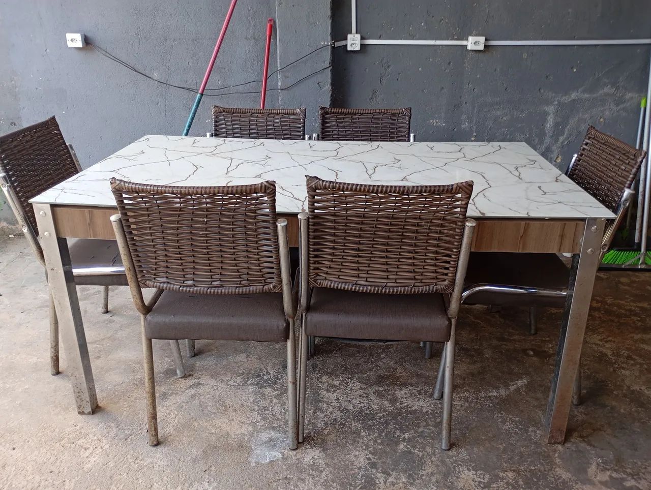 Mesa com 6 cadeiras só o assento que tem umas figuras não e couro - Foto 3