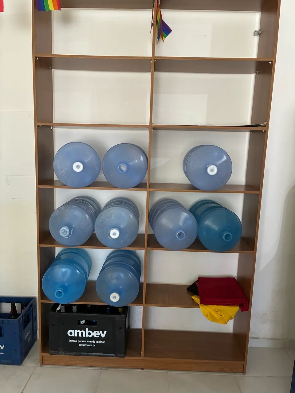 Balcão, prateleira e conjunto de mesas e cadeiras.  - Foto 3