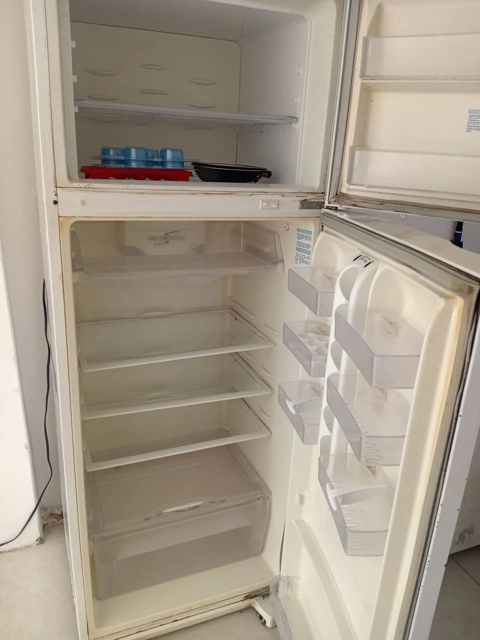 Vende se geladeira