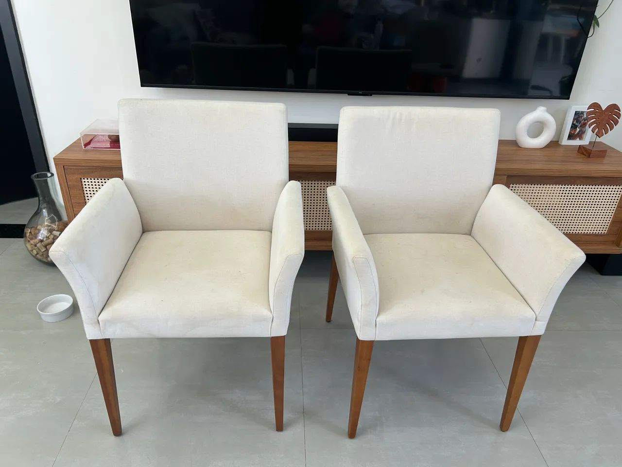 2 Poltronas estofadas com pés em madeira maciça. - Foto 3