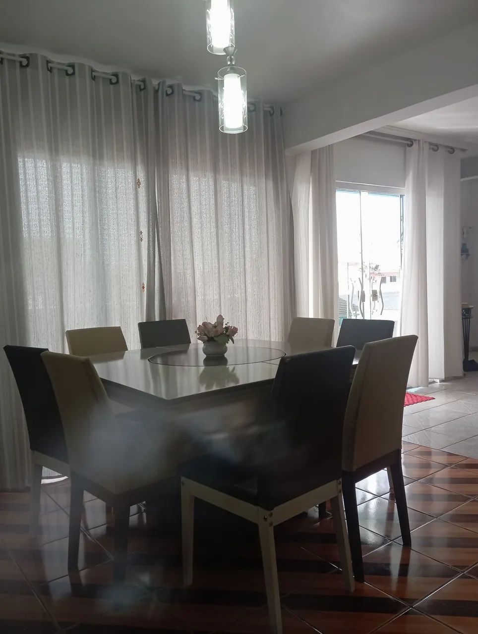 Mesa com centro giratório 