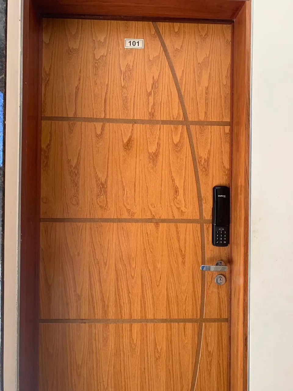 IMPERDÍVEL- Aluga apartamento semimobiliado com 3 quartos 