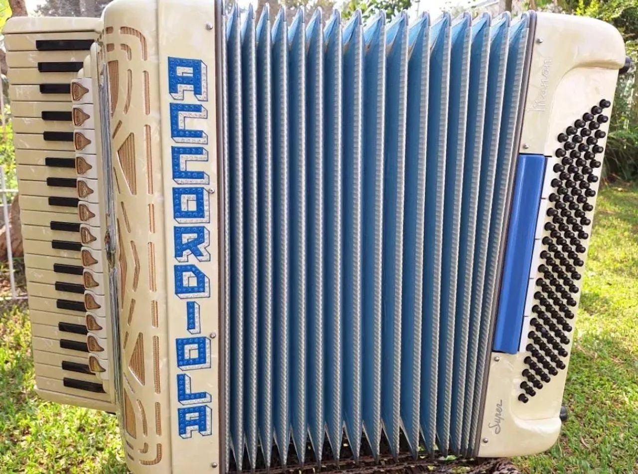 Acordeon 120 baixos em 5a.de Voz - Foto 5