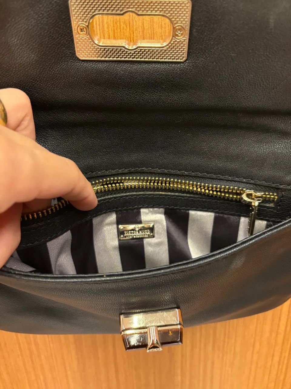 Bolsa Victor Hugo com corrente - Foto 3