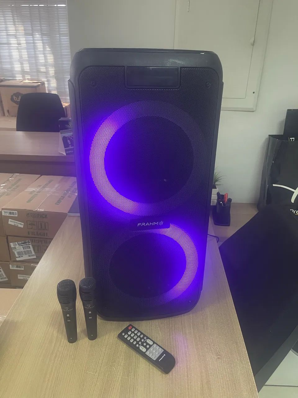 CAIXA DE SOM FRAHM 1300W 2 MICROFONE KARAOKÊ  - Foto 3