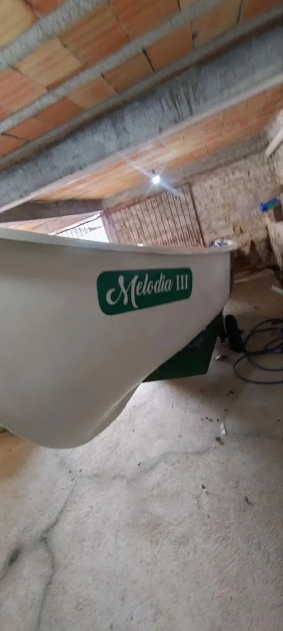 Barco casco duplo.