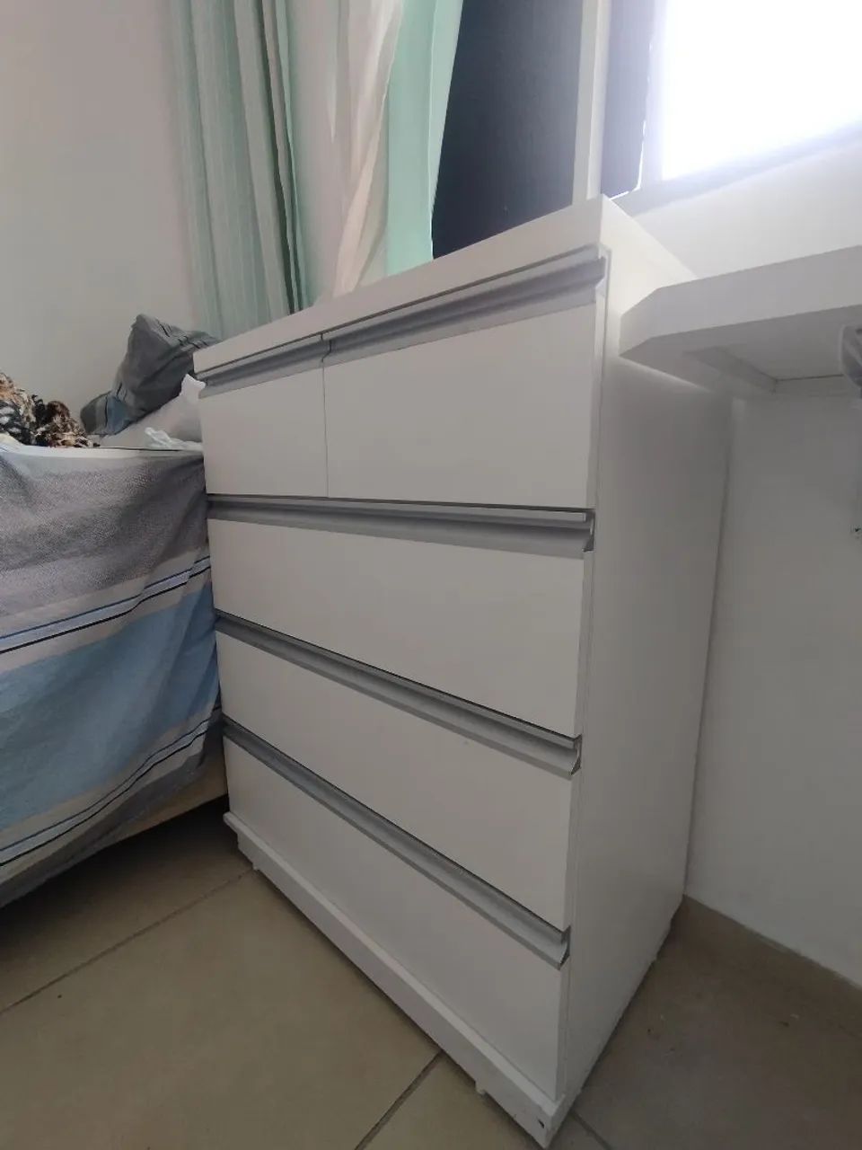 Comuda com 5 gavetas 