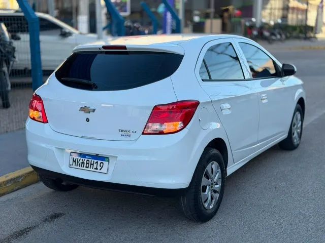 Chevrolet Onix Hatch LT 1.0 8V Flex Power Mec. 4P 2014 - Foto 2