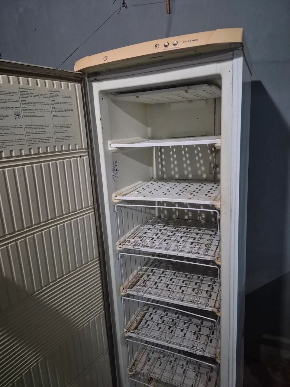 Freezer vertical Electrolux 127 - Foto 4