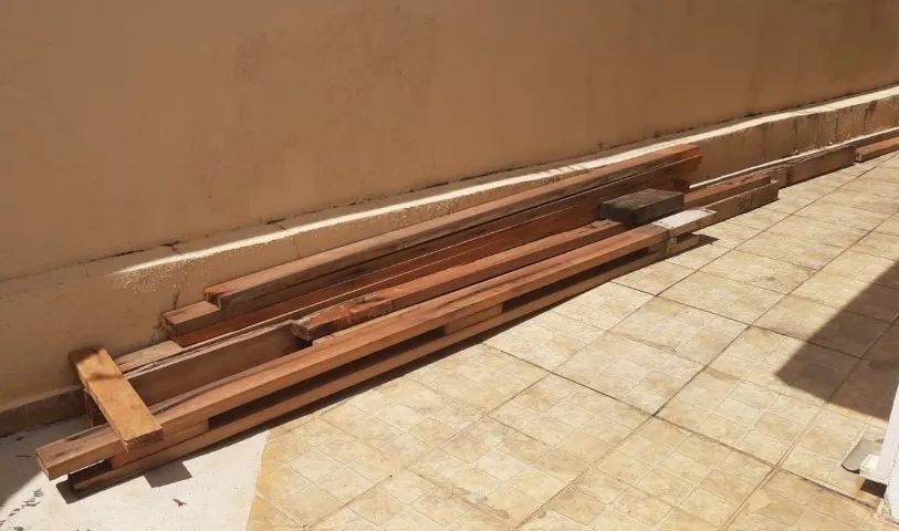Madeiras: vigas de Peroba Vermelha aparelhada e tabuas de Muiracatiara aparalheda - Foto 2