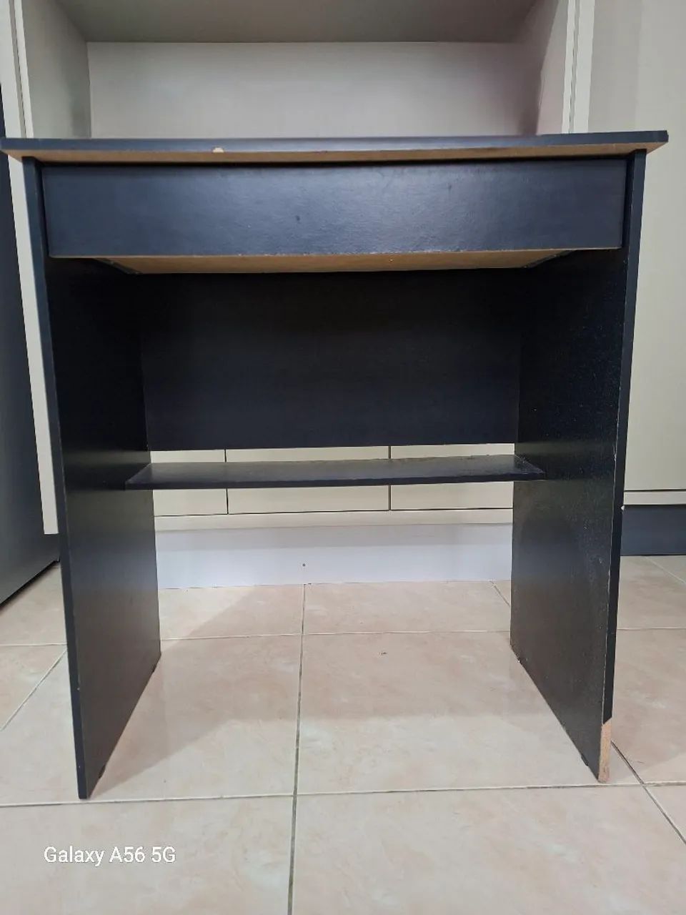 Escrivaninha / Mesa de Estudos Preta com Gaveta e Prateleira