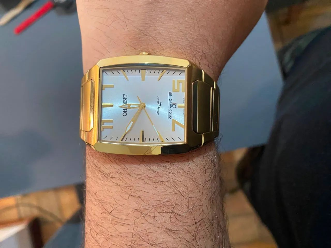 relógio Orient Masculino GGSS1007 com caixa retangular e pulseira dourada. - Foto 2