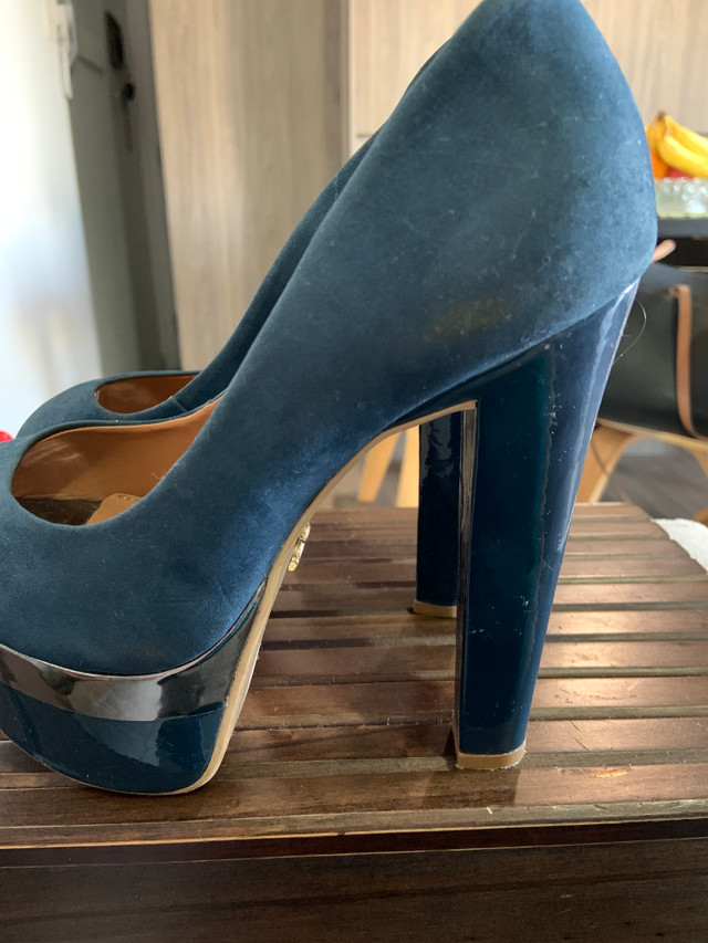 sapato de salto azul