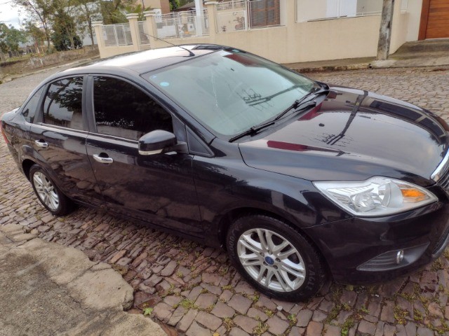 FOCUS SEDAN