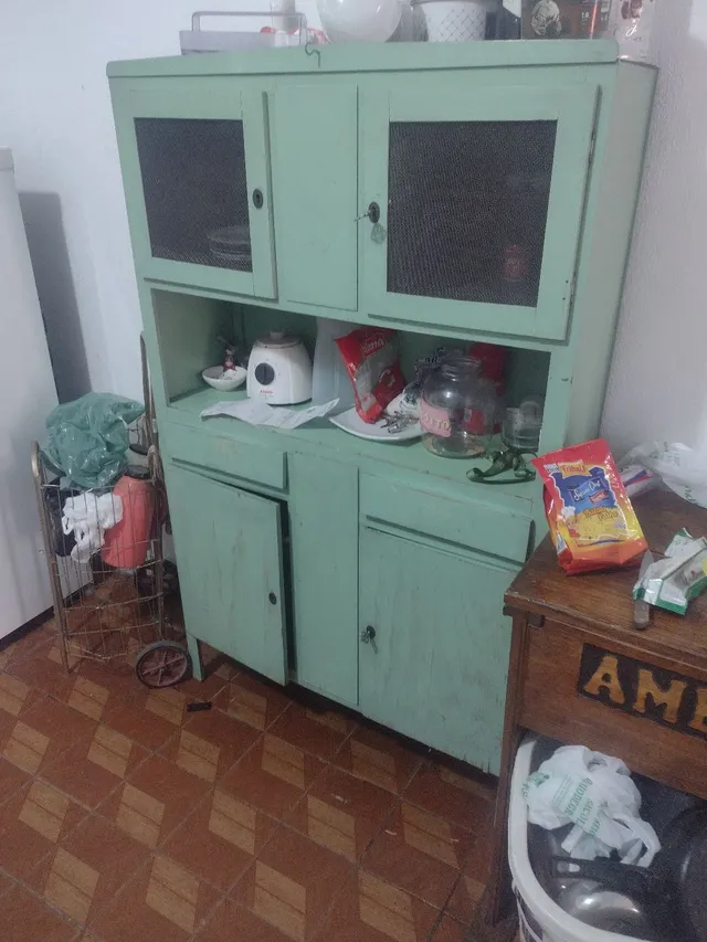 Armario antigo de cozinha com 4 portas e 4 gavetas em em São Caetano Do Sul