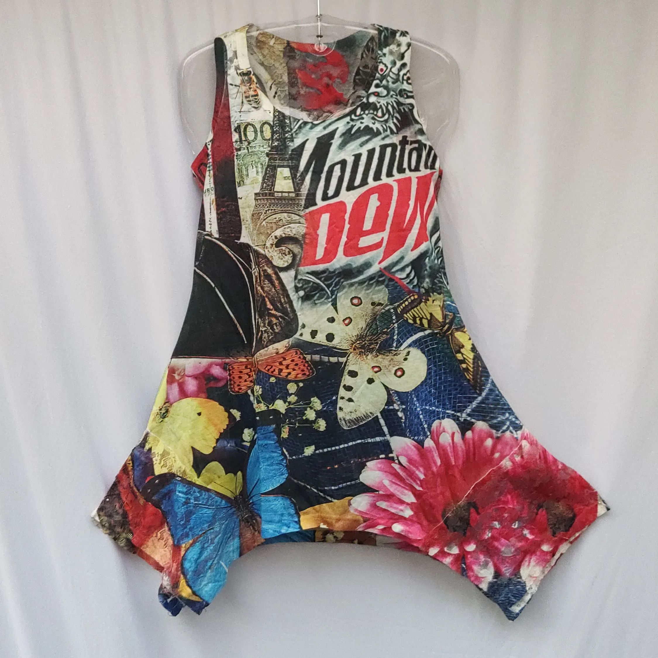 Vestido Estampado Colorido com Detalhes de Borboletas