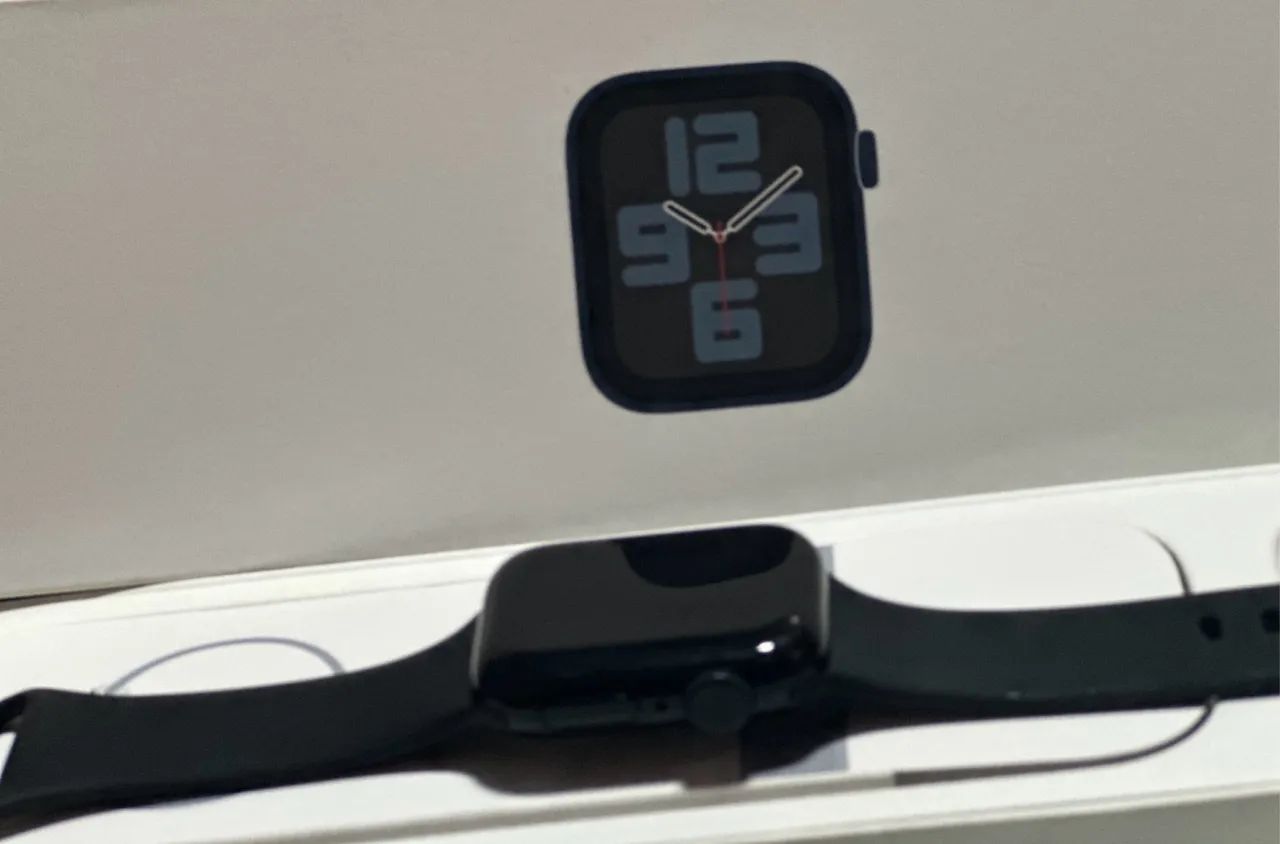Apple Watch SE (2ª geração) - Semi-novo + 3 (três) pulseiras - Foto 2