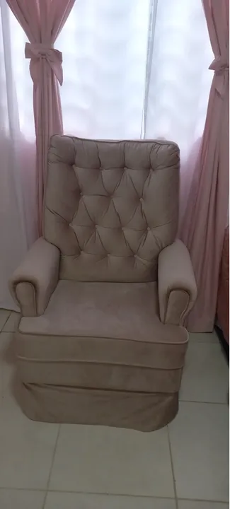Poltrona estofada rosa com puf