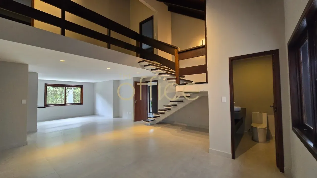 Sobrado à Venda em Joinville-SC ? Casa Exclusiva Totalmente Reformada com 4 Quartos, 2 Suí
